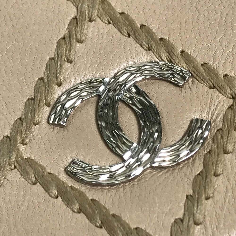 CHANEL Authentic Cream Wallet - Picture 6 of 16